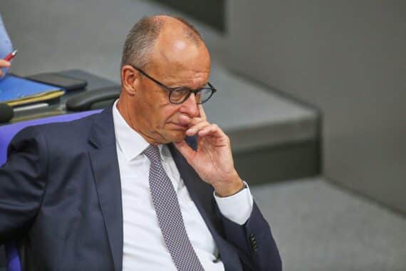 Friedrich Merz (CDU) im Porträt, kritisiert von Michel Friedman, Anlass für politischen Streit.