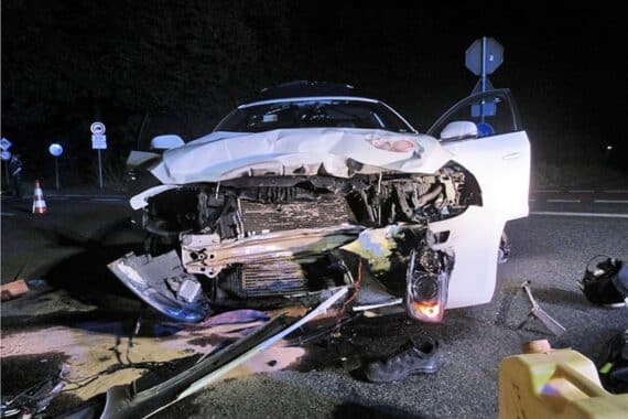 Beschädigter Volvo und schwer verletztes Motorrad nach Unfall in Mettmann (Archivfoto).