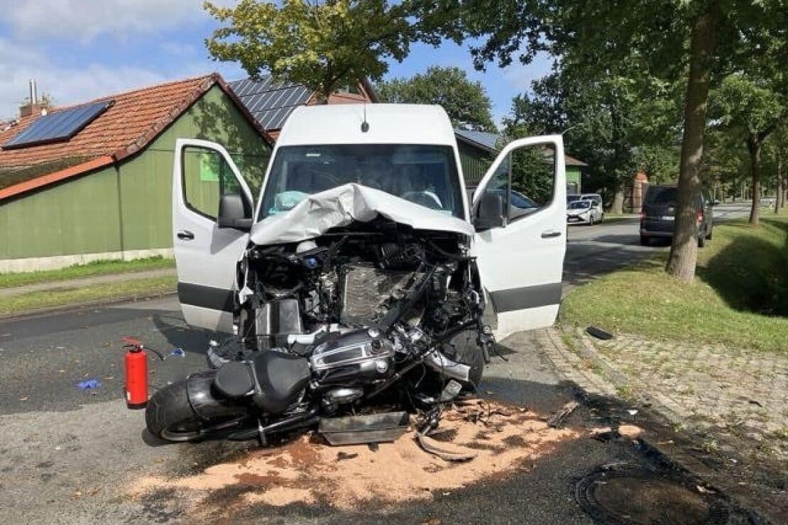 Motorradfahrer stirbt in Ahlerstedt nach Zusammenstoß mit Transporter