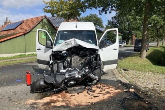 Motorradunfall in Ahlerstedt: Polizeieinsatz mit Rettungskräften und gesichertem Motorrad/Transporter (Archivfoto).
