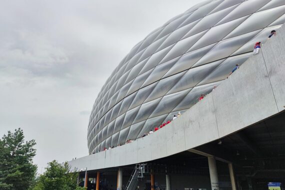 Allianz-Arena (Archiv): UEFA verteilt Champions-League- und Europa-Endspiele nach München, Barcelona, Bukarest und Belgrad.