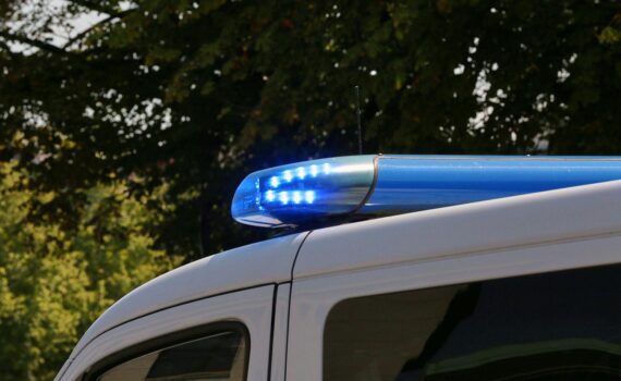 Polizei-Fahndungsfoto: flüchtiger 48-Jähriger, gesucht wegen Sabotage an Umspannwerken, möglicherweise mit Fahrrad Renoli.