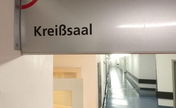 Kreißsaal im Krankenhaus: Blick auf einen Geburtsraum (Archivfoto), Geburtshilfestationen in NRW bedroht.
