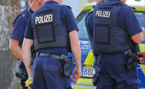 Polizeifoto: Gesuchter 48-Jähriger im Kontext Sabotage von Umspannwerken; Hinweise zur Identifizierung und zum Aufenthaltsort.