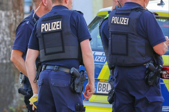 Polizeifoto: Gesuchter 48-Jähriger im Kontext Sabotage von Umspannwerken; Hinweise zur Identifizierung und zum Aufenthaltsort.