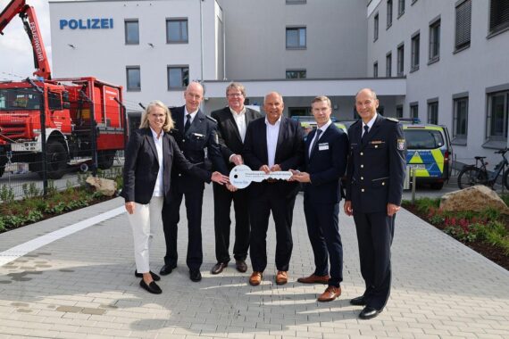 Feierliche Einweihung der neuen Polizeiliegenschaft in Alsfeld: Schlüsselübergabe vor dem Polizeigebäude.