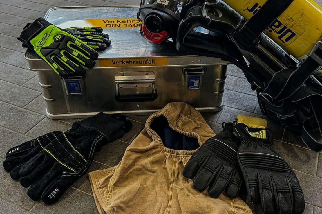 Neue Schutzhandschuhe und Flammschutzhauben für die Feuerwehr Wathlingen
