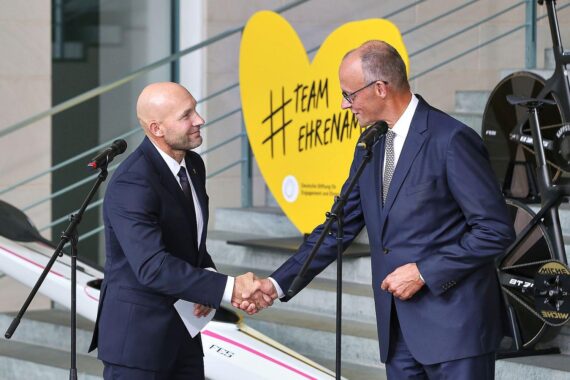Ronald „Ronny“ Rauhe und Bundeskanzler Friedrich Merz im Kanzleramt, Sportminister für Olympiabewerbung.