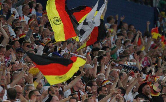 Jubelnde Fußballfans der deutschen Nationalmannschaft (Archiv) im Stadion, passend zum Nations-League-Länderspiel.