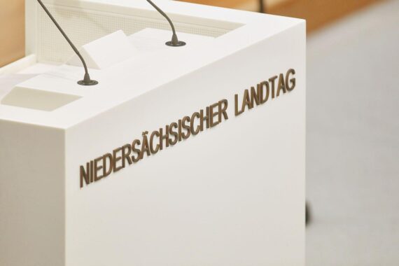Niedersächsischer Landtag Hannover (Archiv): Sitzungsgebäude, Parlamentssaal, Abgeordnetenversammlung im September.