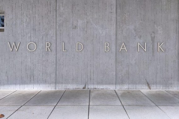 Michael Kremer vor der Weltbank: Weltbankgebäude, offizielles Foto (Archiv) zur Ernennung zum Chefökonomen.