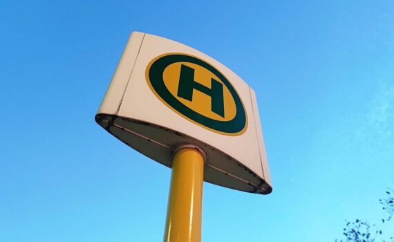 Bushaltestelle in Deutschland: mehr Fahrgäste im Nahverkehr 1. Halbjahr 2026, ÖPNV-Statistik.