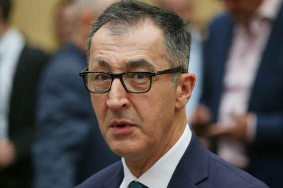 Cem Özdemir fordert besseren Schutz sicherheitsrelevanter Infrastruktur nach Angriffen auf Umspannwerke.