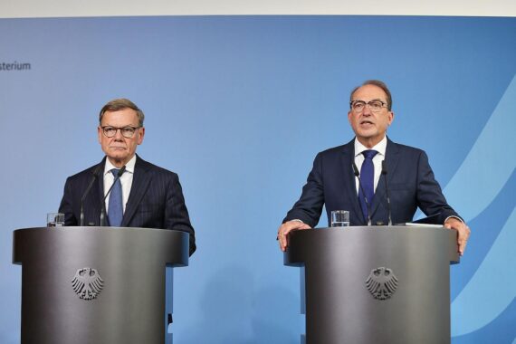 Johann Wadephul und Alexander Dobrindt zeigen bei Statement am 01.09.2026 Maßnahmen gegen Russland.