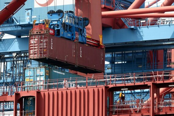 Container im Archiv, die Elektroindustrie: verbessertes Geschäftsklima, steigende Aufträge und Nachfrage.