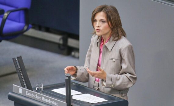 Elisabeth Kaiser (SPD) bei einer Sitzung, im Archiv-Foto, mit Bezug zum Ost-West-Erbschaftsgefälle.