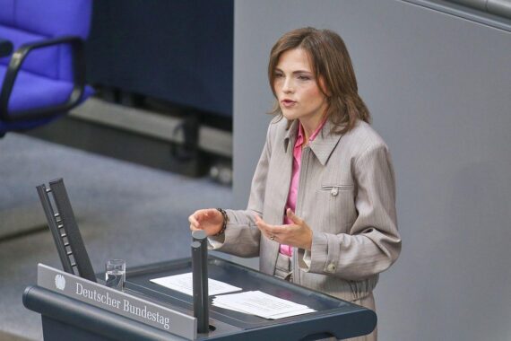 Elisabeth Kaiser (SPD) bei einer Sitzung, im Archiv-Foto, mit Bezug zum Ost-West-Erbschaftsgefälle.