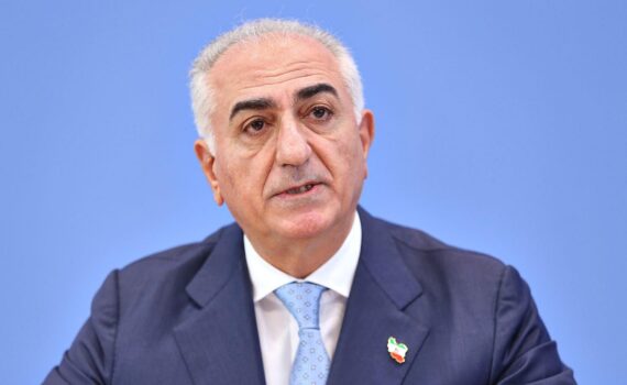 Reza Pahlavi (Archiv) vor dem Hintergrund eines Artikels über den Freiheitspreis in Frankfurt.