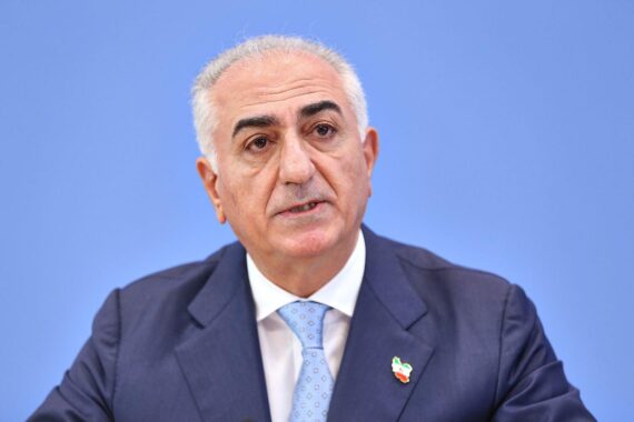 Reza Pahlavi (Archiv) vor dem Hintergrund eines Artikels über den Freiheitspreis in Frankfurt.