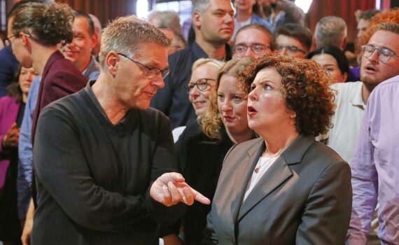 BSW-Wahlparty am 06.09.2026 in Magdeburg; Parteienforscher warnt vor Zusammenarbeit mit AfD.