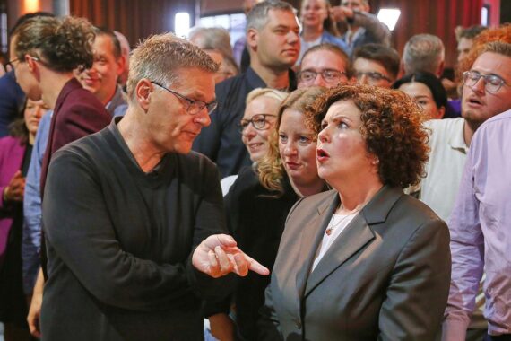 BSW-Wahlparty am 06.09.2026 in Magdeburg; Parteienforscher warnt vor Zusammenarbeit mit AfD.