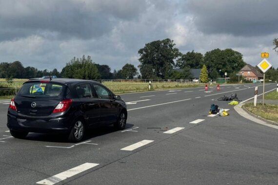 Verkehrsunfall auf der B 6 bei Bruchhausen-Vilsen: Pkw und Pedelec kollidierten, Rettung vor Ort.