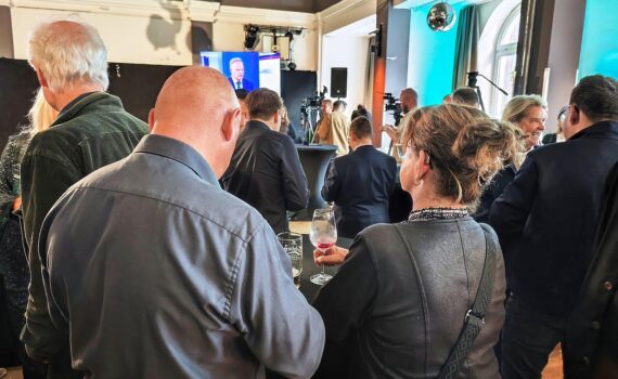 CDU-Wahlparty in Schwerin: Rücktritt Daniel Peters nach Landtagsniederlage, begleitet von CDU-Mitgliedern.
