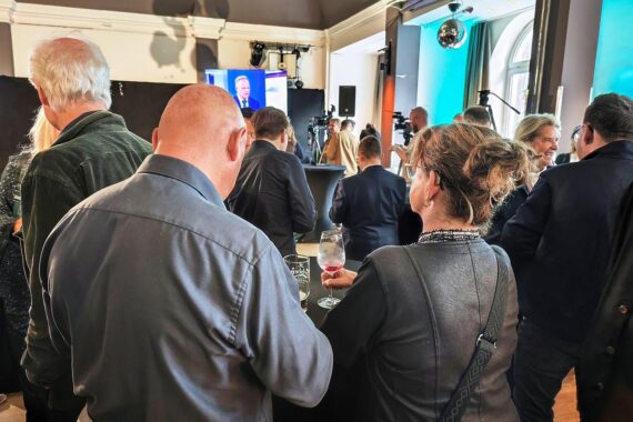 CDU-Wahlparty in Schwerin: Rücktritt Daniel Peters nach Landtagsniederlage, begleitet von CDU-Mitgliedern.