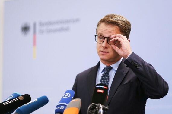 Carsten Linnemann erklärt in Berlin die geplante Pflegereform-Kommission nach Koalitionsstreit.