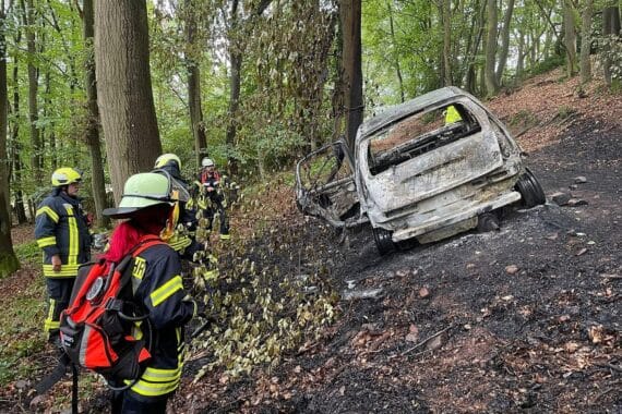 Ausgebrannter Pkw im Wald bei Heimbach, Feuerwehr im Einsatz nahe der Abtei Mariawald (Archivfoto).