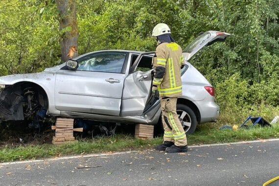 Autowrack nach tödlichem Verkehrsunfall in Lehrte: Pkw frontal gegen Baum, Feuerwehr im Einsatz.