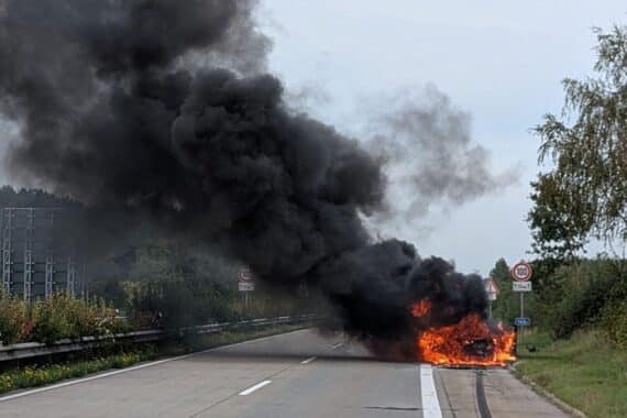 Ausgebrannter Pkw auf der A27 bei Geestland, Polizeiabsperrung, Kranbergung (Archivfoto).
