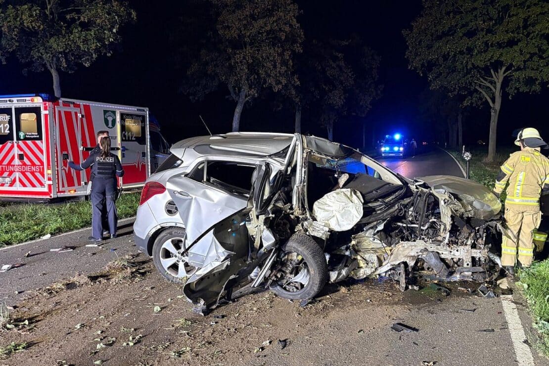 Pkw kollidiert in Moers auf Krefelder Straße mit einem Baum
