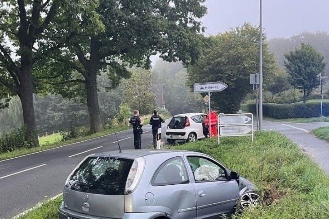Pkw landet in Bielefeld-Dornberg im Straßengraben