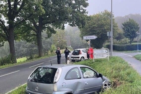 Unfallwagen im Graben an der Deppendorfer Straße bei Bielefeld, schwere Schäden, Polizei und Rettungswagen.