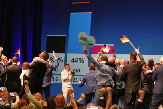 AfD-Wahlparty, 06.09.2026: Polens Außenminister Sikorski warnt vor Folgen weiteren AfD-Erstarkens.