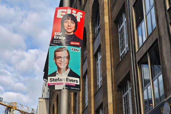 Wahlplakate zur Abgeordnetenhauswahl 2026 in Berlin mit Elif Eralp und Stefan Evers.
