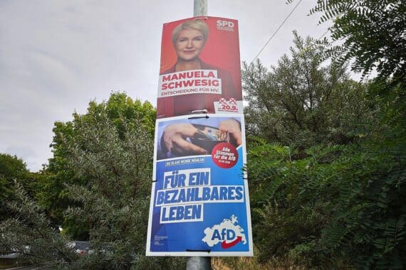 Wahlplakate von SPD und AfD in Mecklenburg-Vorpommern, vor der Landtagswahl 2026.