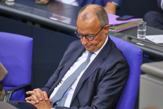 AfD vor CDU/CSU im ZDF-Politbarometer: Friedrich Merz vor Wahlergebnis-Umfrage, mit Prozentangaben im Hintergrund.