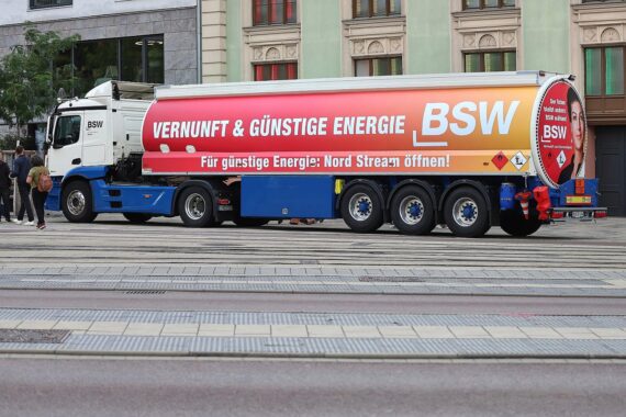 BSW-Wahlkampf-Truck in Magdeburg vor Landtagswahl, AfD und BSW gewinnen laut ZDF-Politbarometer.