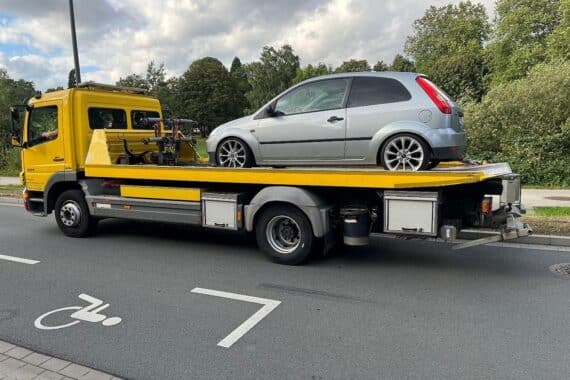Sichergestellter technisch veränderter Ford Fiesta, Polizei Paderborn bei Verkehrskontrolle in der Innenstadt.