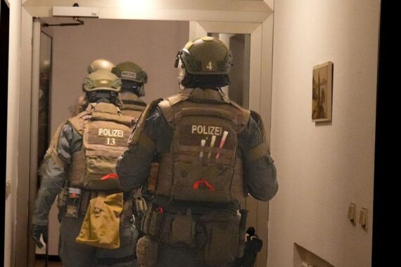 Polizei durchsucht Objekte in Osnabrück: Fahndungswagen, beschlagnahmte Beweismittel, mutmaßliche Prüfungsbetrüger.