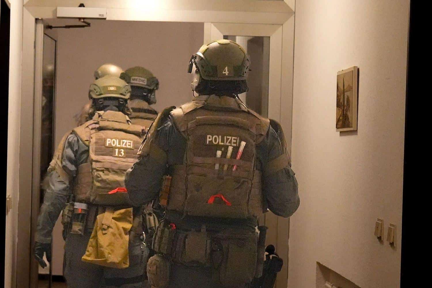 Polizei durchsucht Objekte in Osnabrück: Fahndungswagen, beschlagnahmte Beweismittel, mutmaßliche Prüfungsbetrüger.