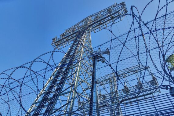 Stacheldraht an einer Hochspannungsleitung nahe dem Kraftwerk Weisweiler (Archivfoto), Polizei ermittelt Sabotageverdacht.