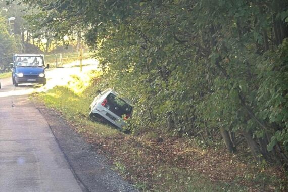 Polizei-Einsatzstelle nach Raubüberfall: Täter gefasst, weißer VW Up im Graben (Archivfoto).