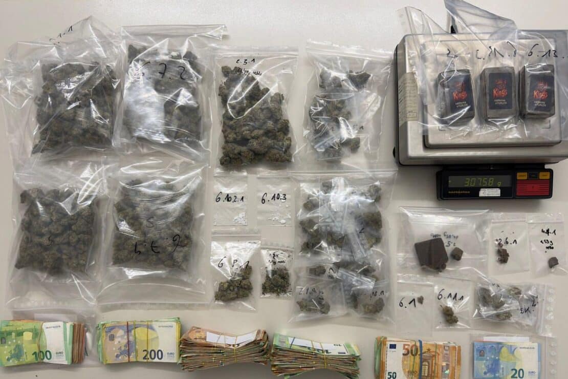 Polizei stellt in Ulm Drogen und rund 40.000 Euro sicher