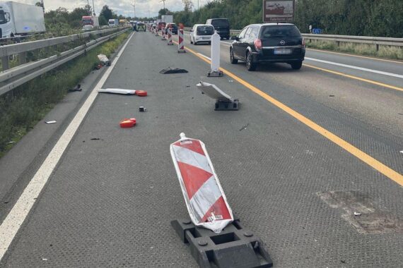 Beschädigte Baustellenbaken auf der Autobahn A44; Unfall mit Hyundai i30 bei Lichtenau (Archivfoto).
