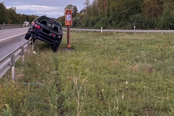 Unfall auf der A65 bei Rohrbach: Auto kollidiert, kommt auf der Leitplanke zum Stehen. Polizei sucht Zeugen.