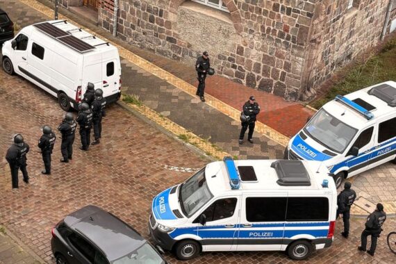 Polizeieinsatz in Kiel: Absperrungen und Einsatzkräfte verhindern Übergriff zwischen Holstein Kiel und Osnabrück-Fans.