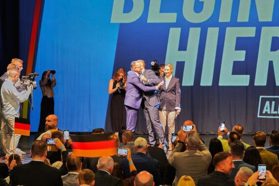 AfD-Wahlparty in Deutschland: Polizeigewerkschafter fordern strengere Sicherheitsregeln für geheime Informationen.